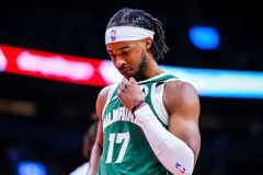 华子脚踝扭伤倒地，库里紧急关怀赛场感人瞬间