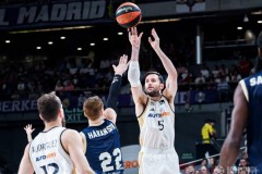 亚马伦私人派对侏儒表演争议：真相与尊重反思